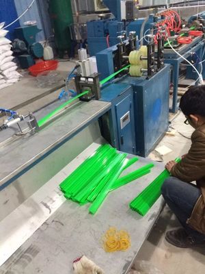 Cadena de producción plástica del perfil del PVC de la suspensión de la bandera del cartel 5M/Min