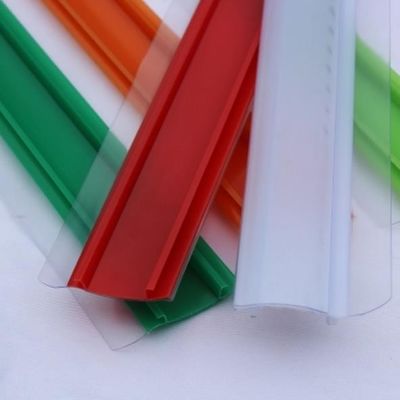 Los datos del boleto del estante del supermercado pelan la máquina de la protuberancia del perfil del PVC