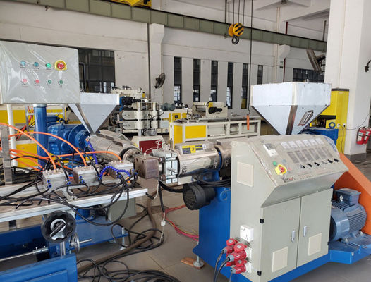 Cadena de producción del perfil del Pvc de la máquina de la protuberancia de la tira de la información del estante del PVC