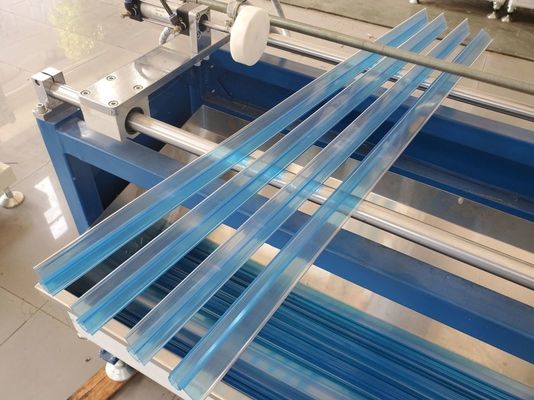 Línea transparente máquina de la protuberancia del perfil del PVC de 3 extrusores de la protuberancia del transmisor del estante
